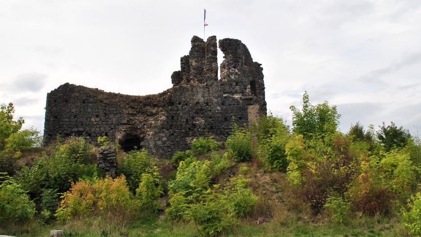 Rozsáhlý hrad Šumburk byl i penězokazeckou dílnou