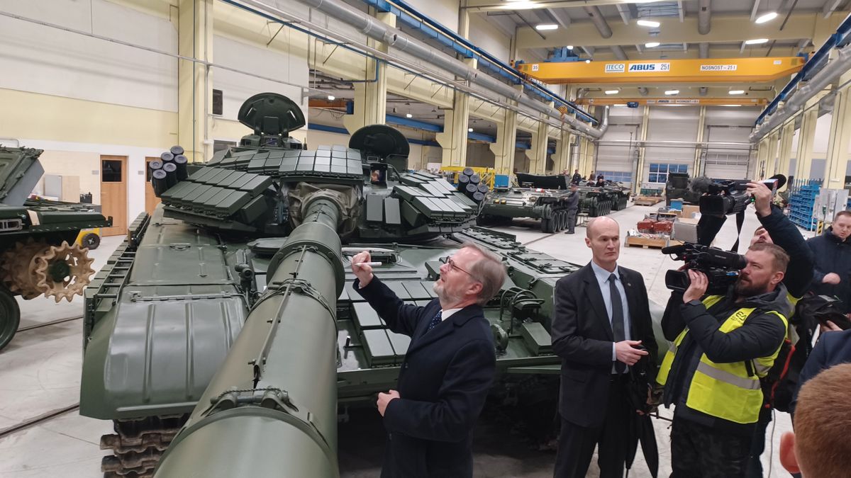 Fiala napsal vzkaz na tank pro obránce Ukrajiny