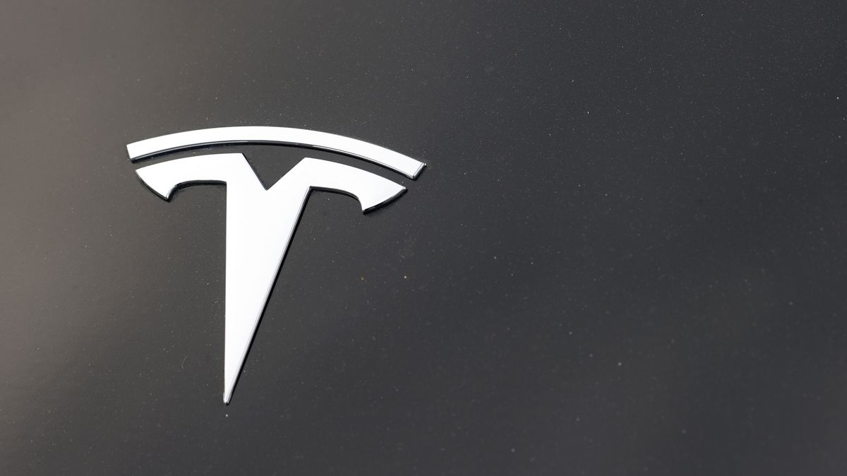Odepsané vozy Tesla podstupují na Ukrajině reinkarnaci