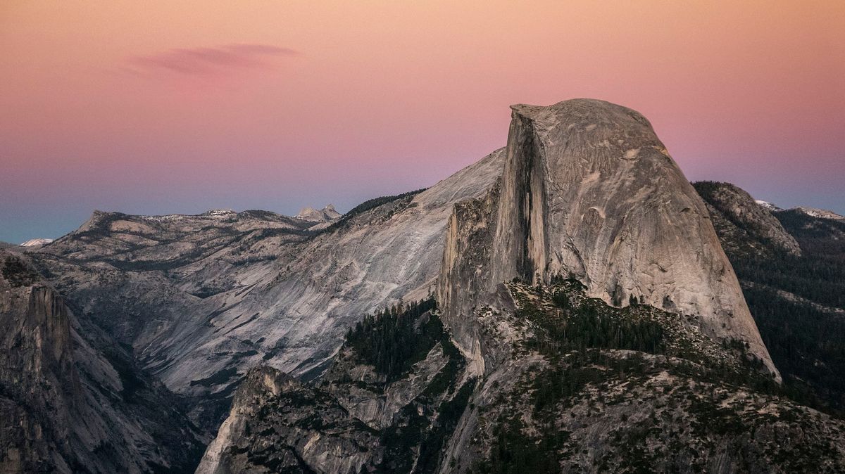 Turista se natočil na skalním převisu v Yosemitu. Z pohledu jímá závrať