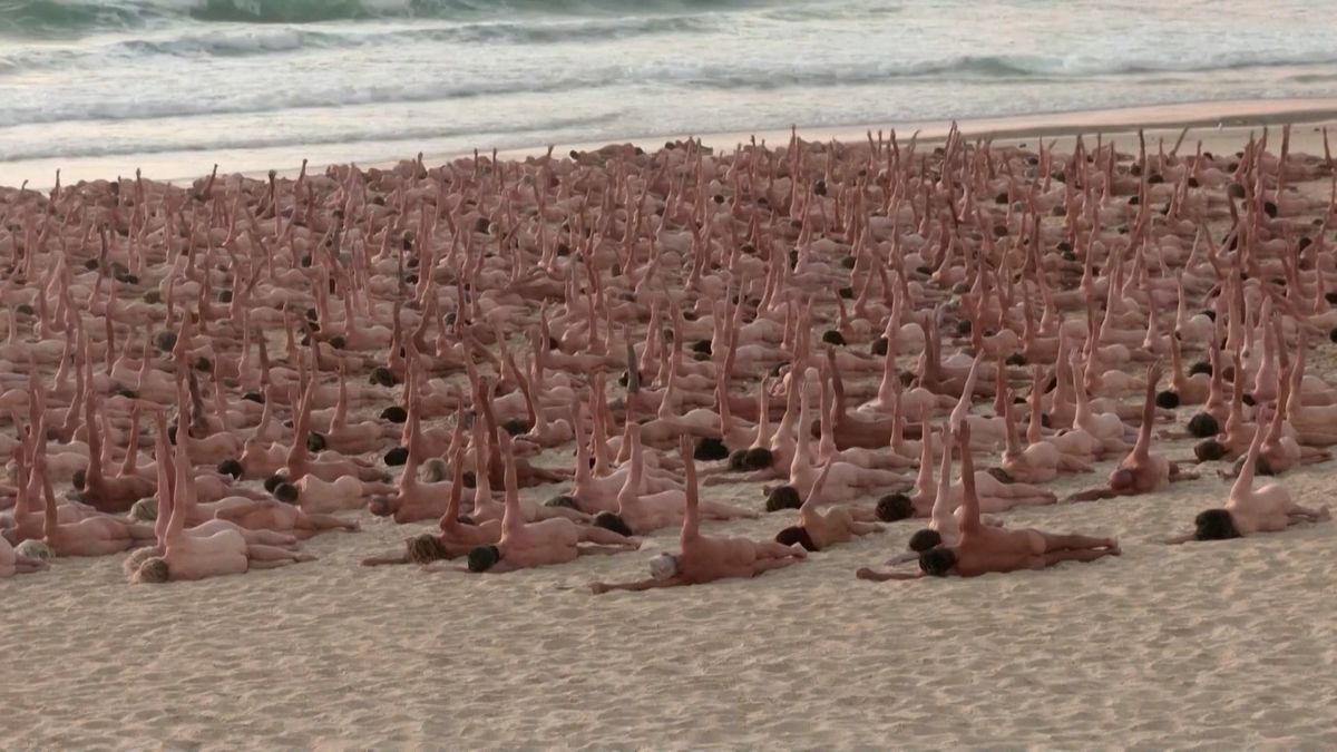 Tisíce lidí se na australské pláži svlékly donaha