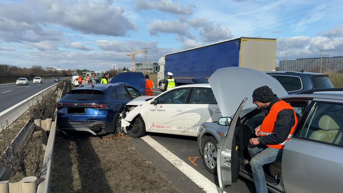 Sedm aut v sobě na dálnici D8 na Mělnicku, vytvořily se kolony
