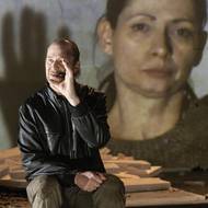 Jeho síla je ale v divadle. Martin Pechlát (v pozadí Gabriela Míčová) ve hře Na západní frontě klid/Zelené koridory (2023)