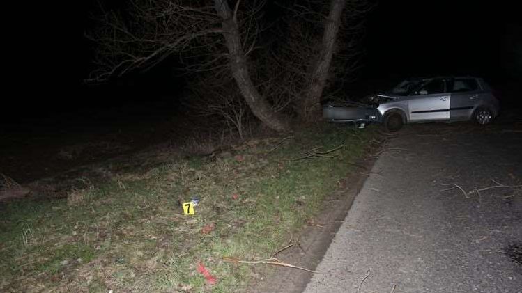 Řidič narazil v Pardubicích s ukradeným autem do stromu