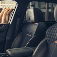 Nechybí Viktoriin kříž na sedadlech.