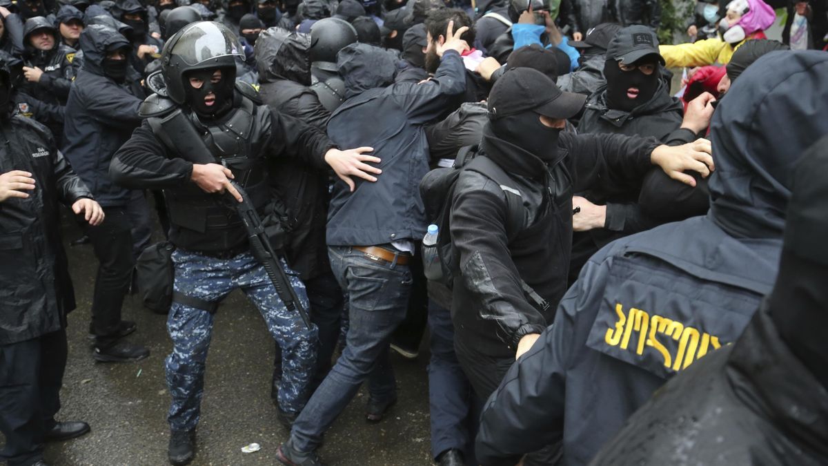 Těžkooděnci zasáhli proti demonstrantům před gruzínským parlamentem
