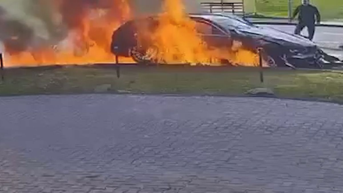 Kamera zachytila nehodu policejního BMW. Osádka unikla smrti jen o vlásek