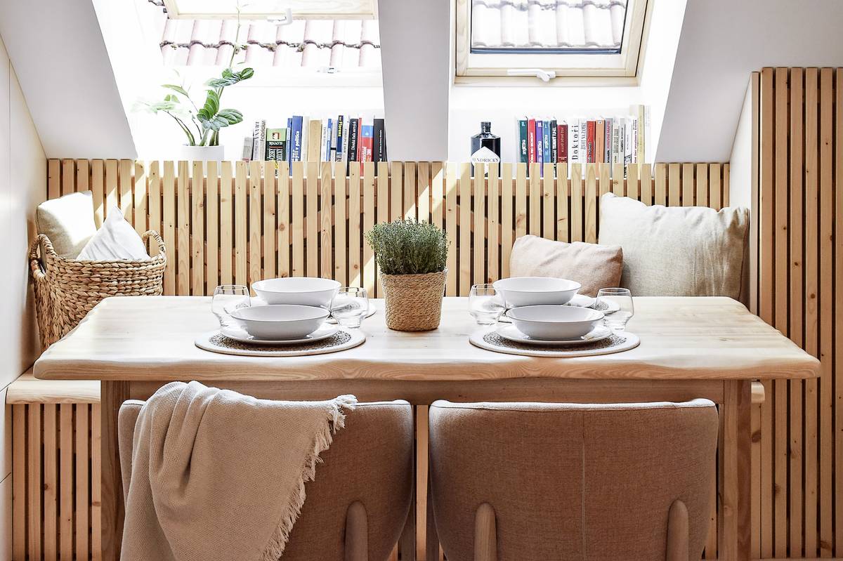 Podkrovnímu otevřenému prostoru vévodí světlé přírodní materiály, vzdušnost a jednoduchost.