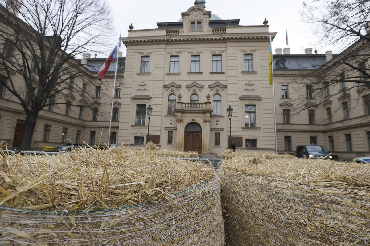 Na Úřadu vlády sundali ukrajinskou vlajku