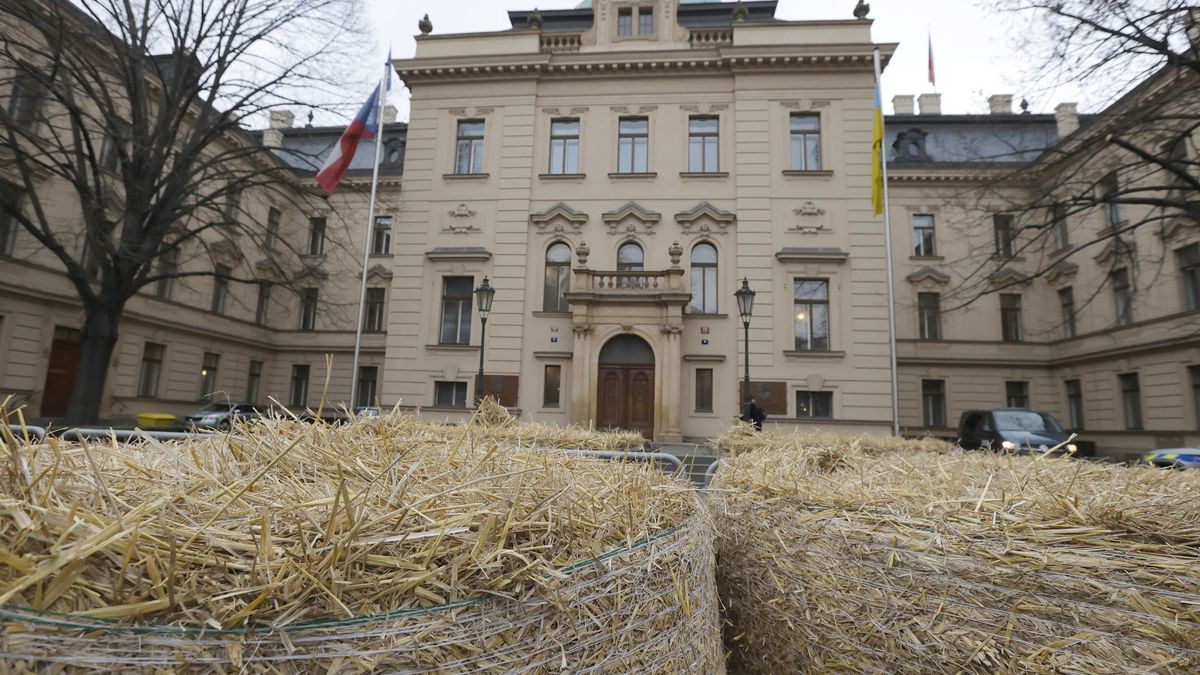 Na Úřadu vlády sundali ukrajinskou vlajku