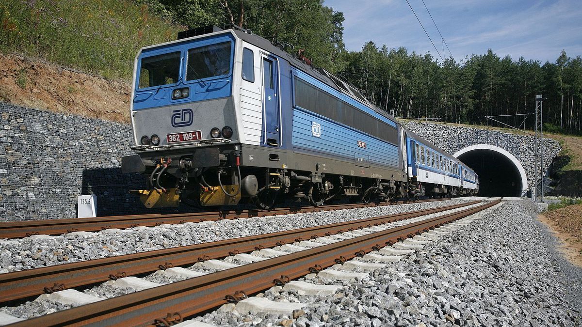 Na trati mezi Olomoucí a Blatcem vlak usmrtil člověka