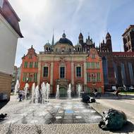 Fontánu čtyř čtvrtí stráží čtyři lvi. Místo je díky vodním tryskám oblíbené zejména u dětí.