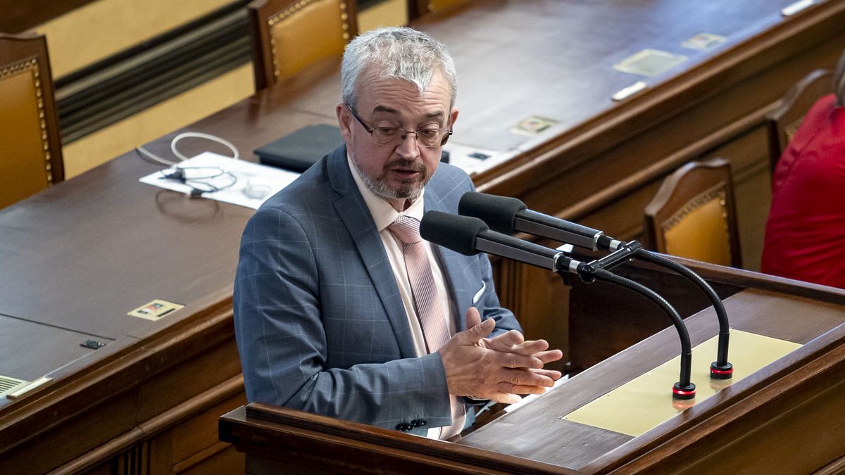Jen tím nahraje sexuálním deviantům. Benda je pod palbou kritiky z opozice i koalice