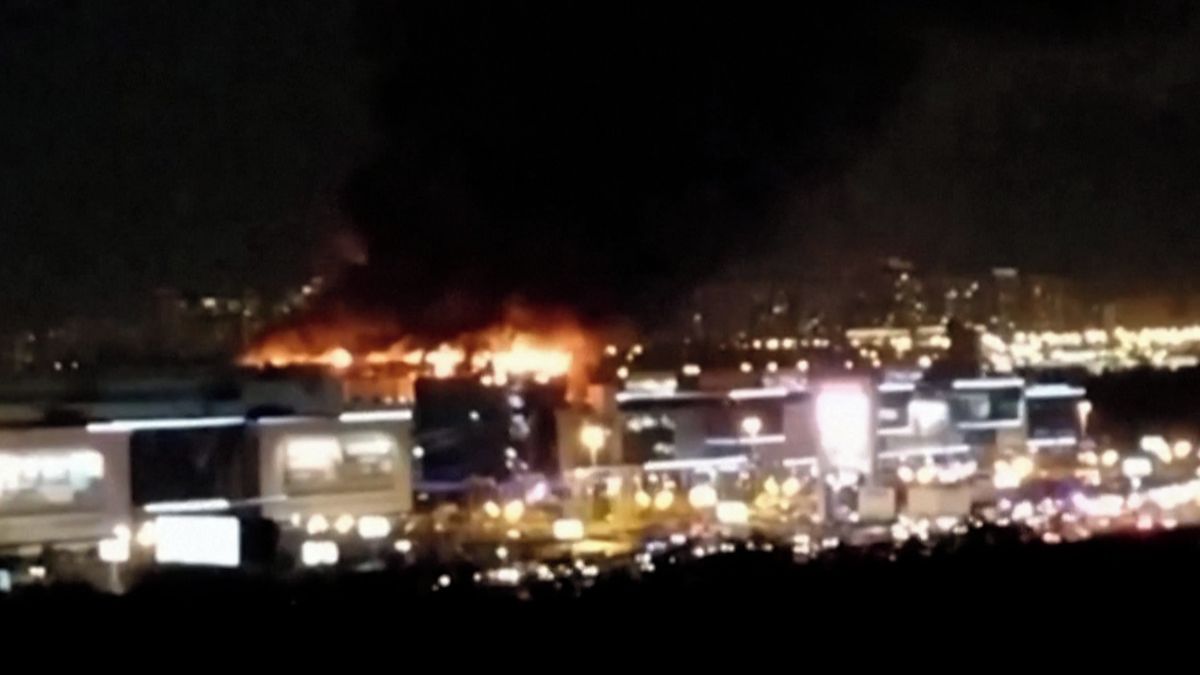 Nejméně 40 mrtvých po střelbě v koncertní síni na předměstí Moskvy. Teroristé jsou na útěku