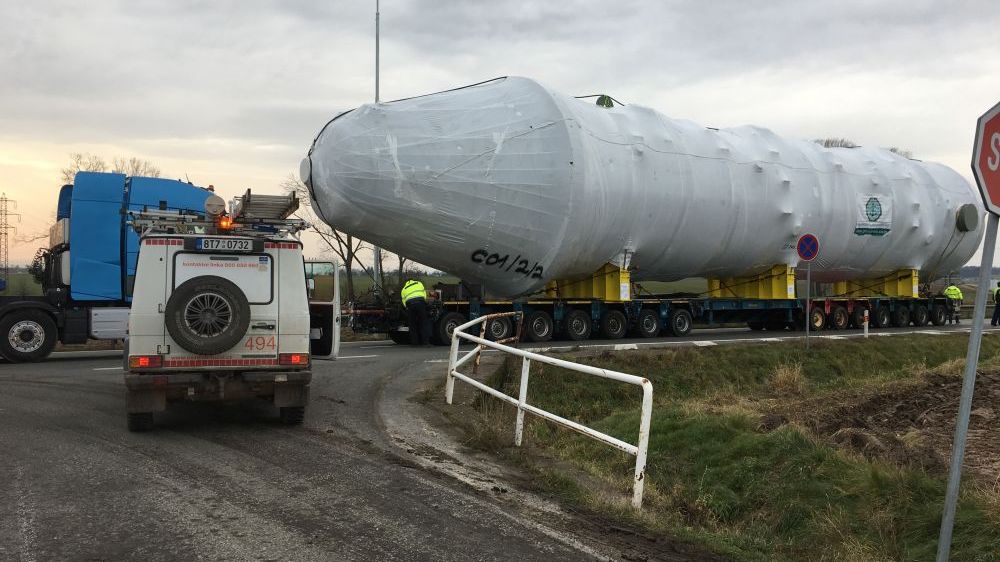 Obří pračka na řepu váží 191 tun, kvůli jejímu převozu na východě Čech se bude vypínat elektřina