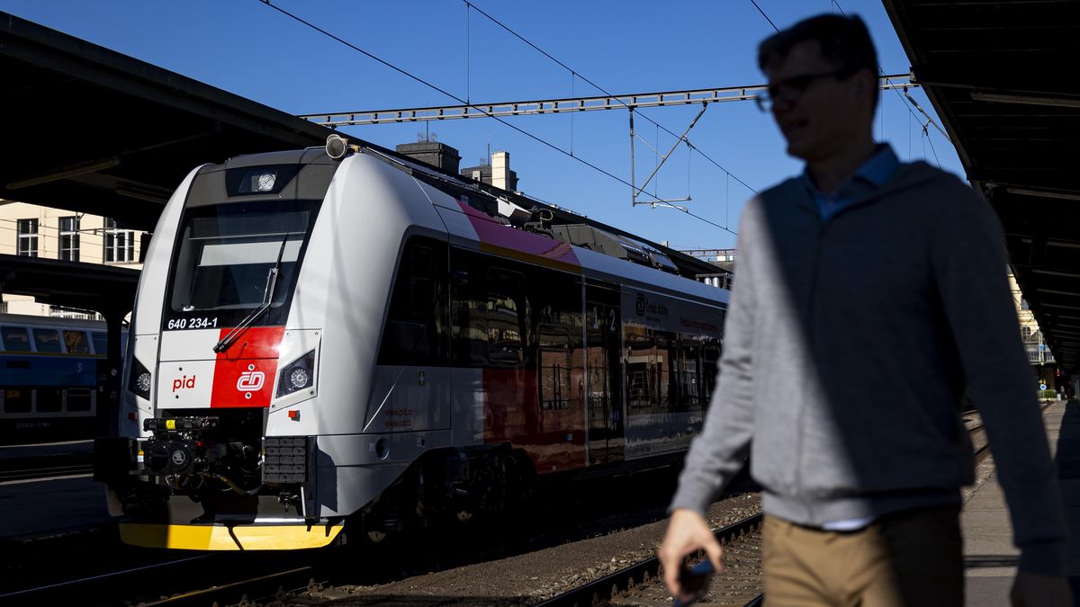 FOTO: Na koleje vyjel nový příměstský vlak Českých drah RegioPanter
