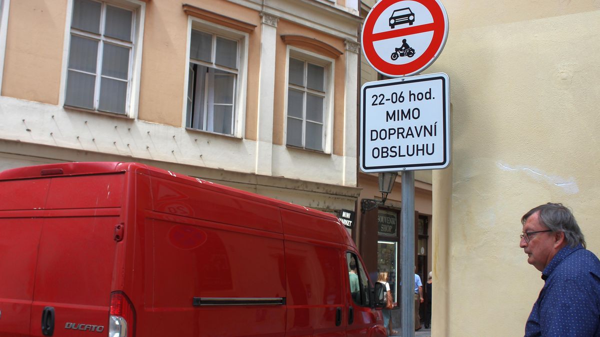 Zákaz vjezdu do okolí pražské Dlouhé ulice v noci platí