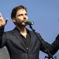 Daniel Brühl se soškou