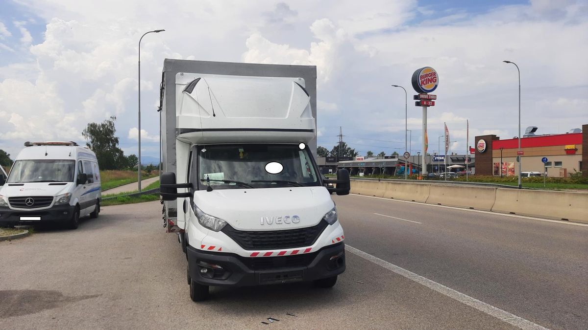 Muž z Polska měl přetížený náklaďák o dvě tuny, po kontrole odcházel pěšky