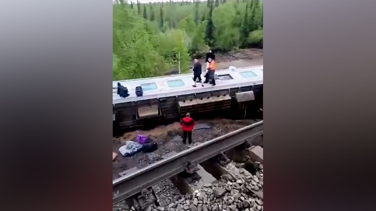 V Rusku se uprostřed močálů převrátil osobní vlak, desítky raněných a dva mrtví