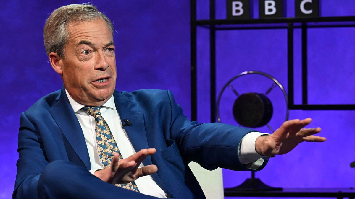 Zelenskyj by se měl vzdát území a jednat s Ruskem o míru, nabádá ho Farage
