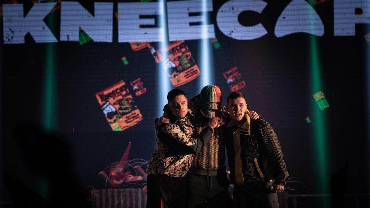 Hradečtí zastupitelé odmítli jednat o vystoupení propalestinské kapely Kneecap na Rock for People
