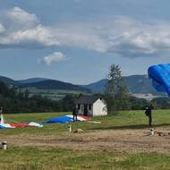 Akci zahájil seskok parašutistů.