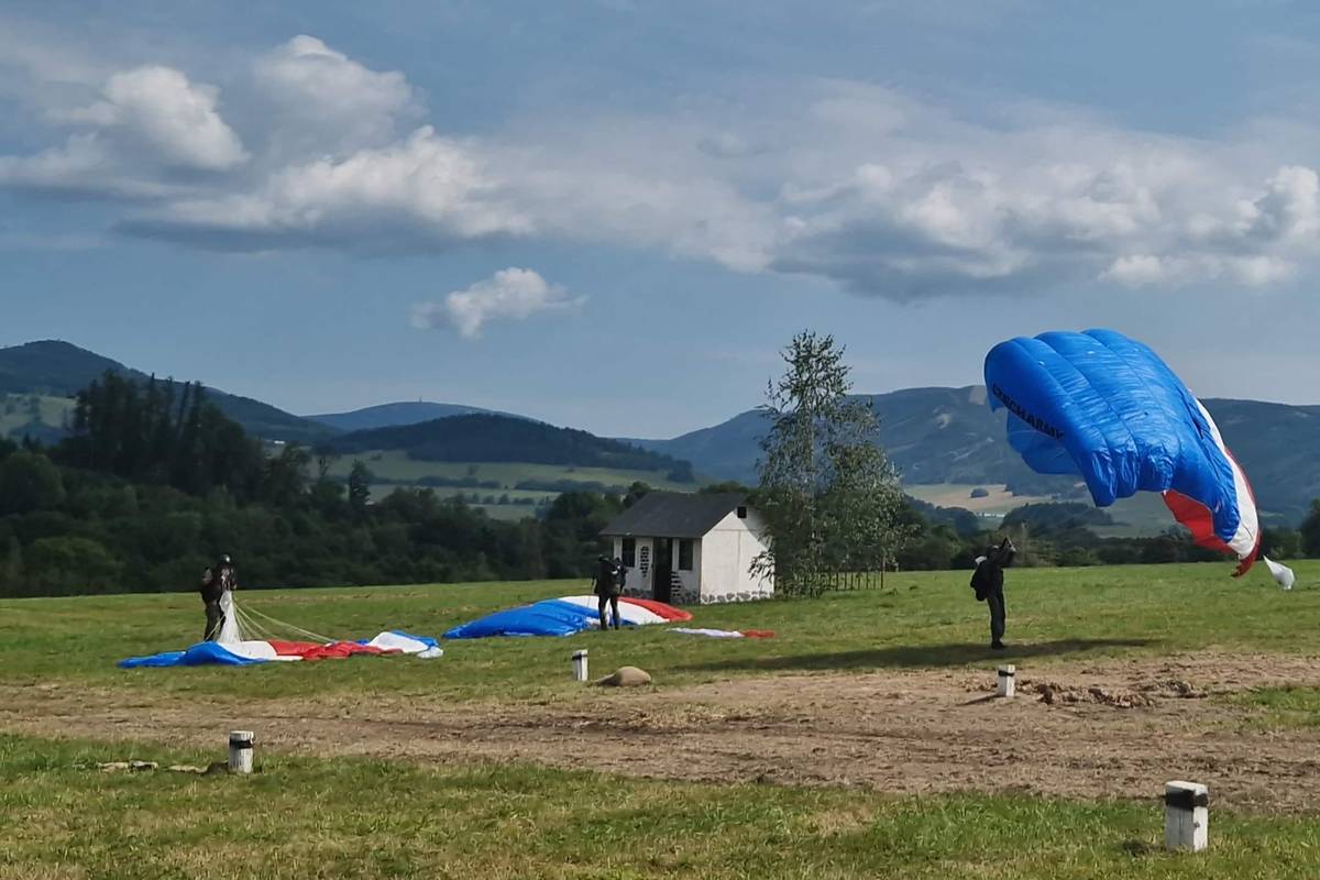 Akci zahájil seskok parašutistů.