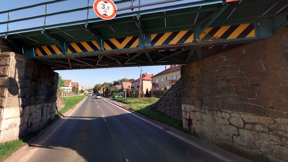 Náklaďáku se pod mostem v Klatovech strhl návěs a zabil člověka. Řidič míří k soudu
