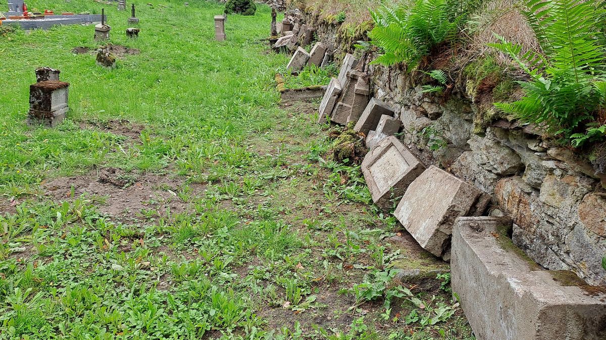 Obec přesunula staré německé hroby. Lidé si stěžují, starosta mluví o nedorozumění