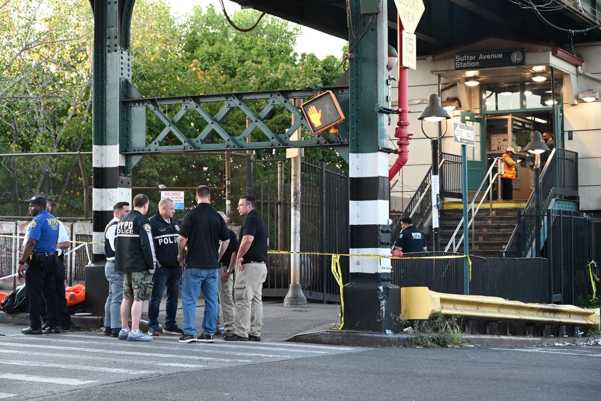 Policisté v newyorském metru postřelili muže s nožem, svého kolegu a dva cestující