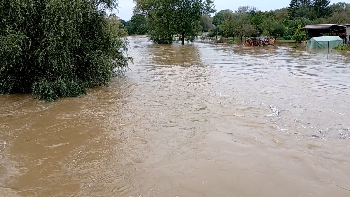 Voda valící se na Olomouc ohrožuje některé městské části. V Chomoutově se již začala vylévat