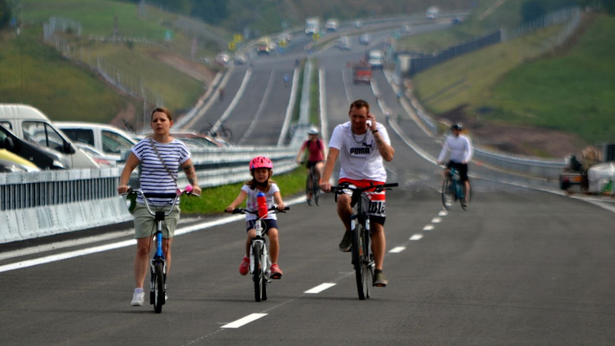 Na nový úsek dálnice D6 vyrazili cyklisté a bruslaři