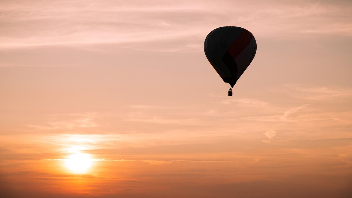 FOTO: Vzhůru k výškám. Při západu slunce brázdily balony oblohu nad Jindřichovým Hradcem