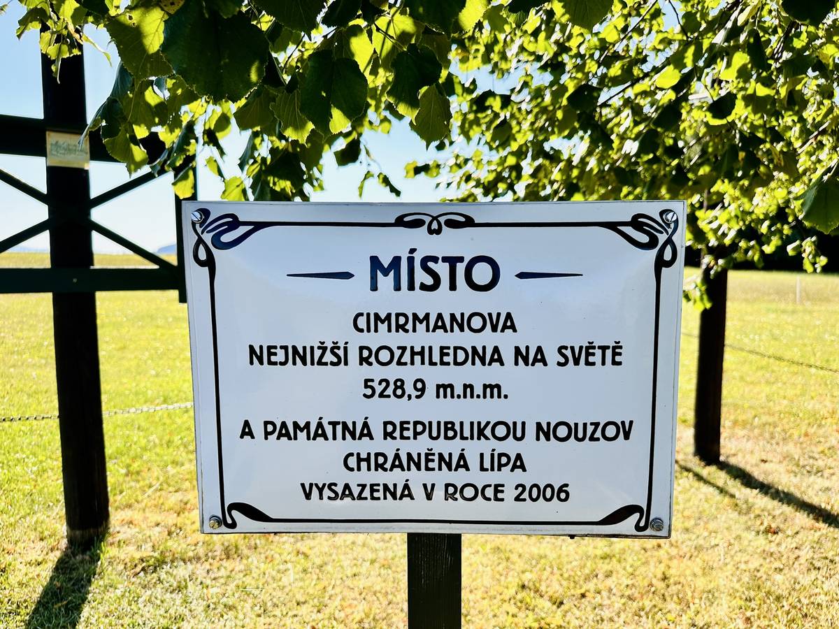 Cimrmanova nejnižší rozhledna se nachází v nadmořské výšce 528,9 m n. m.