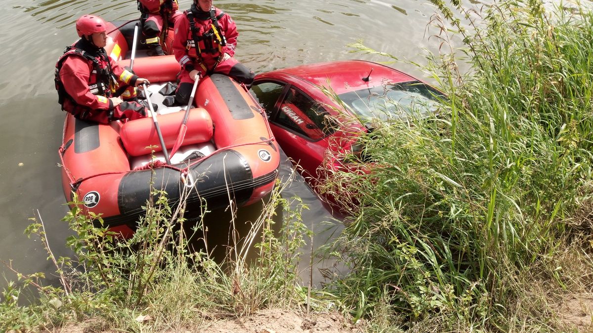 Auto v Hradci plulo korytem řeky