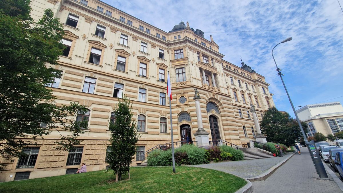 Plakala a odstrkovala ho. Třeba to nemyslela vážně, hájil se muž, který dostal za znásilnění 2,5 roku
