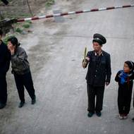 V Severní Koreji se nesmí fotografovat téměř nic. Zakázáno je fotit i přes sklo mikrobusu, v němž vozí turisty.