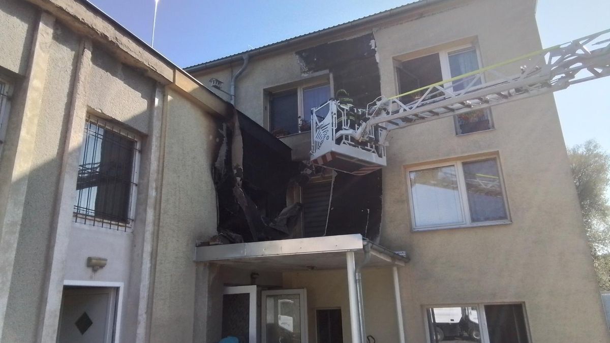 Čtyři zranění při požáru bytu na Olomoucku, z domu je zachránili hasiči