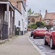 První (nejvzdálenější), třetí a druhá generace Mazdy MX-5