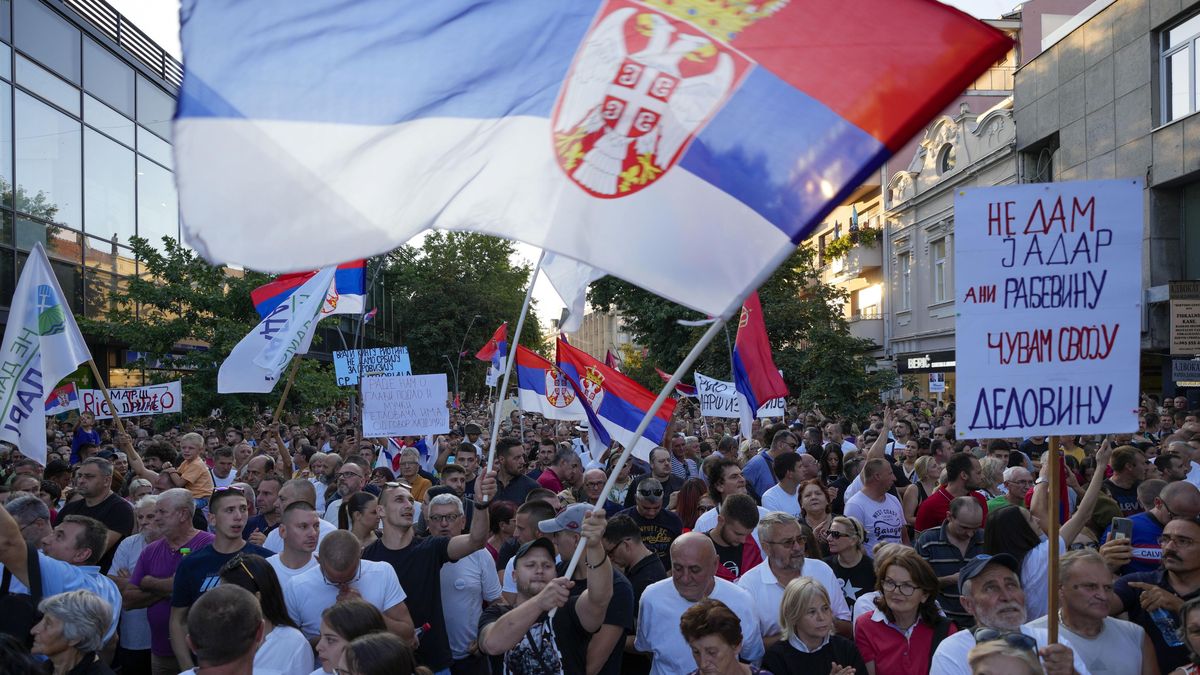 Tisíce Srbů demonstrovaly proti těžbě lithia pro evropský trh