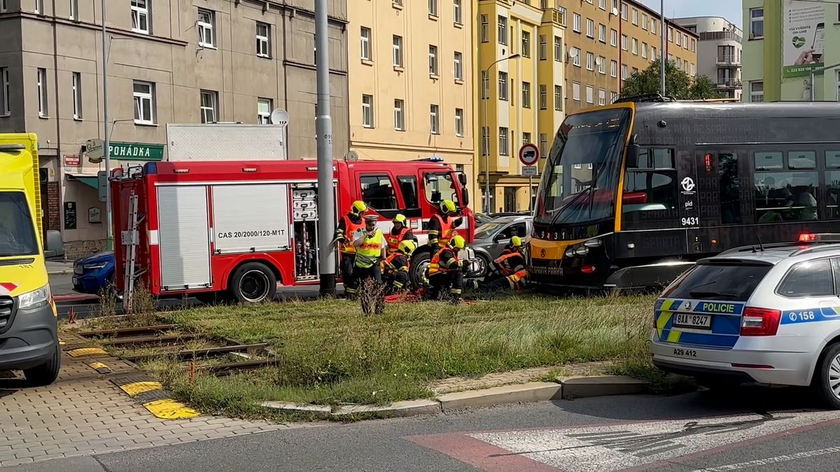 Muže v Praze srazila tramvaj. Po střetu zůstal zaklíněn pod soupravou