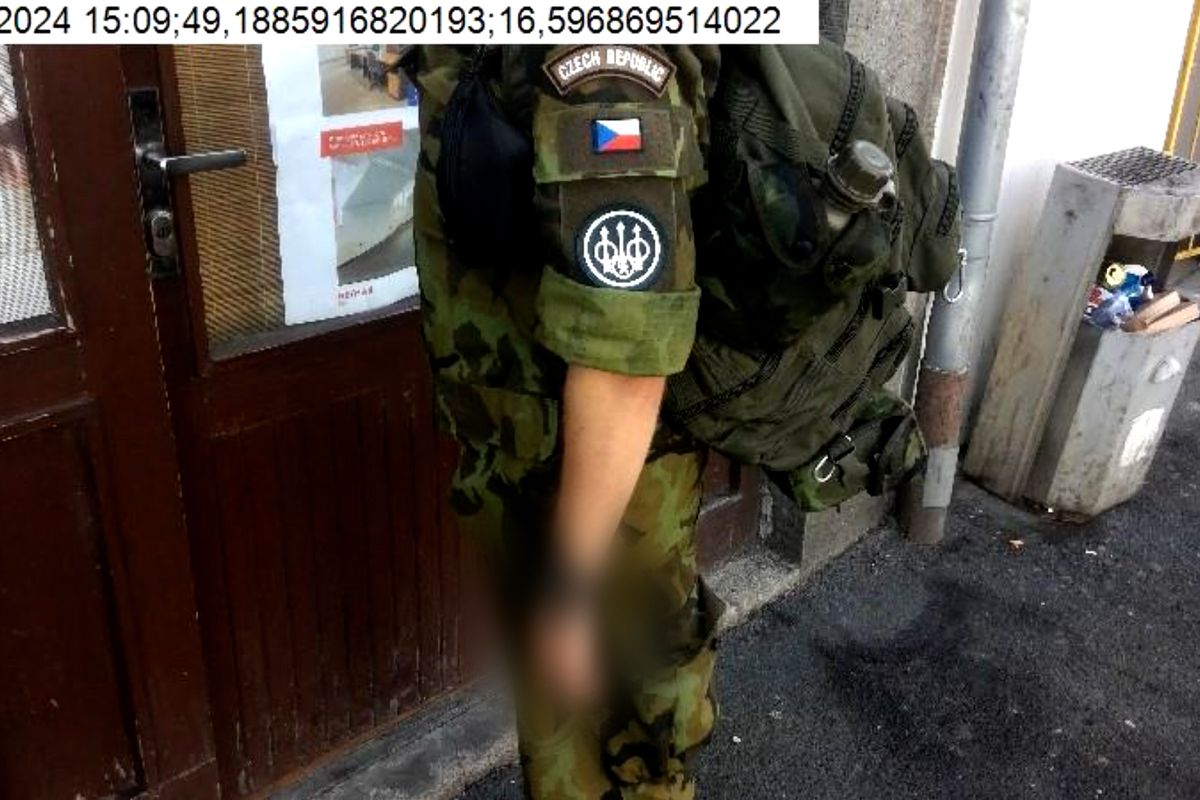 Mladík v Brně si v originální uniformě hrál na vojáka z povolání, strážníci ho odhalili