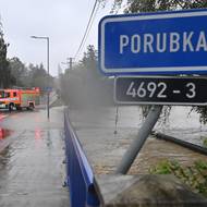 Vydatné deště zvedly toky v Moravskoslezském kraji. 14. září 2024. Říčka Porubka v obci Vřesina se vylila z koryta.