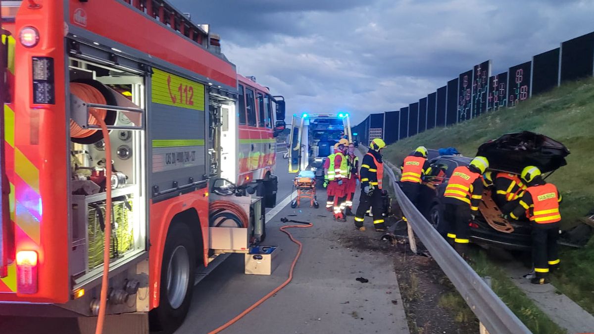 Auto narazilo na dálnici na Novojičínsku do svodidel. Řidiče z něj museli vyprostit hasiči