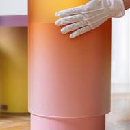 Designérské duo Mikolášková a Drobná uvádí Candy Tables. Ty jsou sladké a barevné jako bonbony. Každý set je složen z menšího kovového a většího skleněného stolku. 