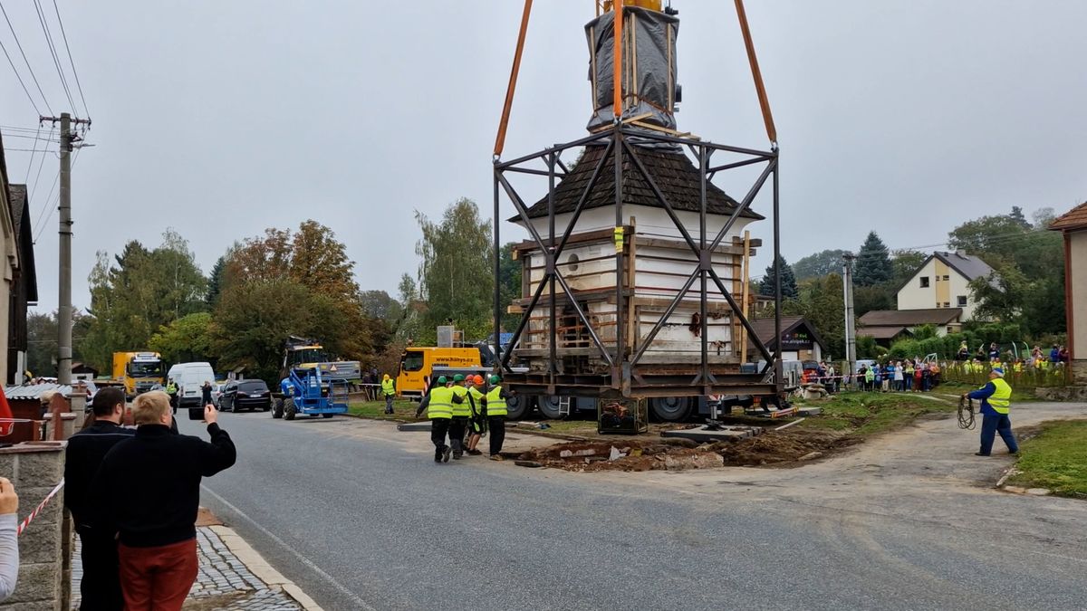 Zvonici v Křídlech na Žďársku přestěhovali o dvacet metrů. Přenesl ji autojeřáb