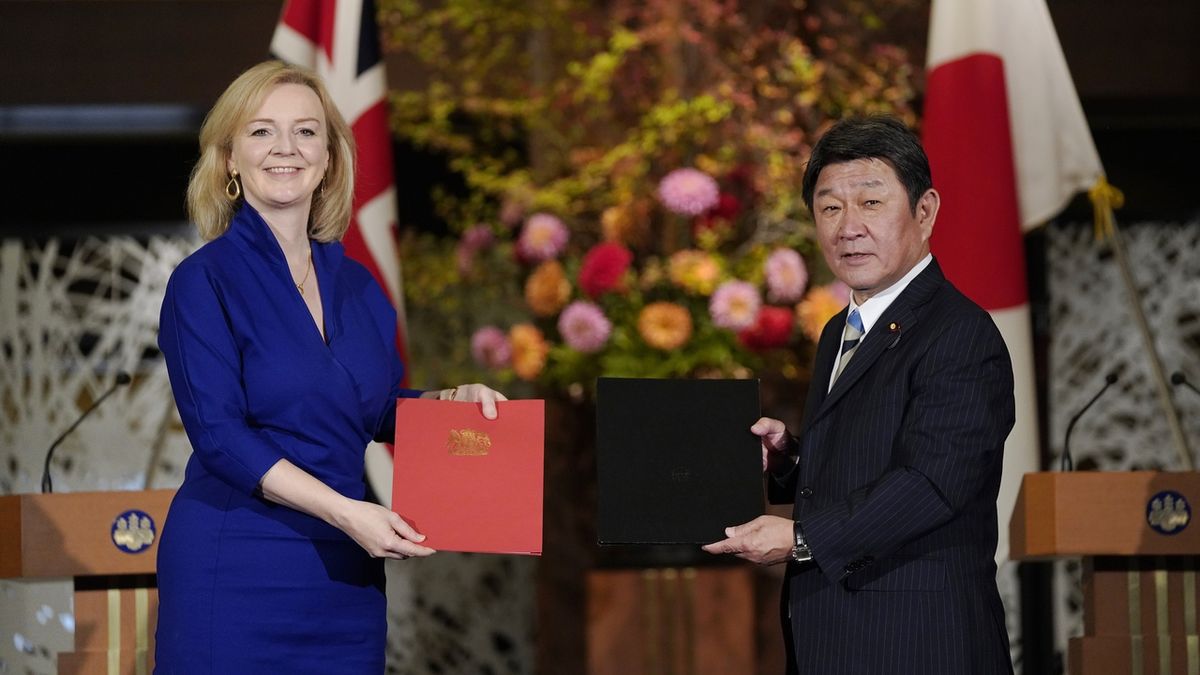 Britská ministryně obchodu Liz Trussová podepsala v Tokiu se svým japonským protějškem Tošimicem Motegim první velkou pobrexitovou obchodní dohodu.