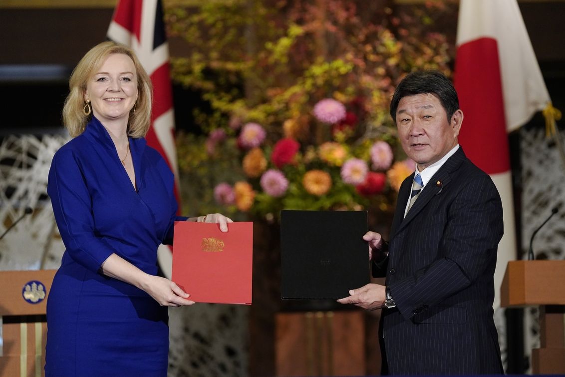 Britská ministryně obchodu Liz Trussová podepsala v Tokiu se svým japonským protějškem Tošimicem Motegim první velkou pobrexitovou obchodní dohodu.