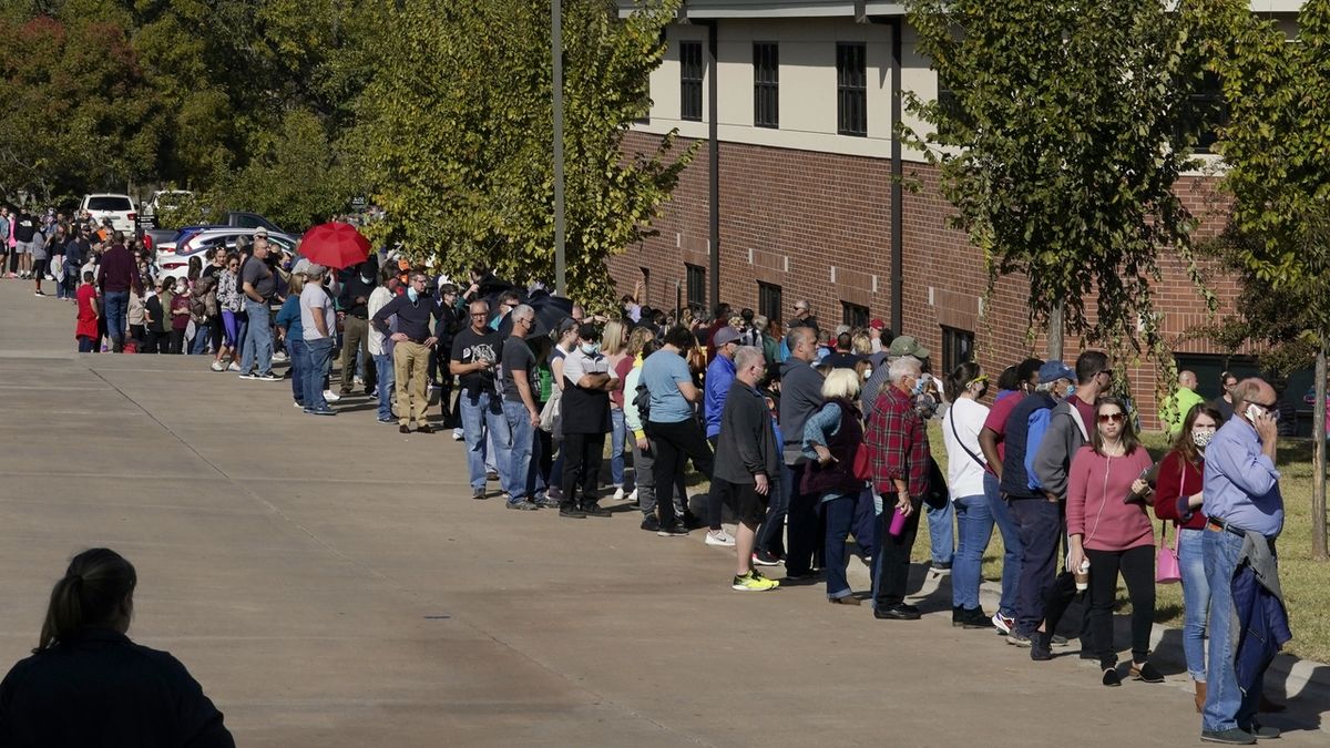 Fronta do volební místnosti při předčasném hlasování v Oklahomě
